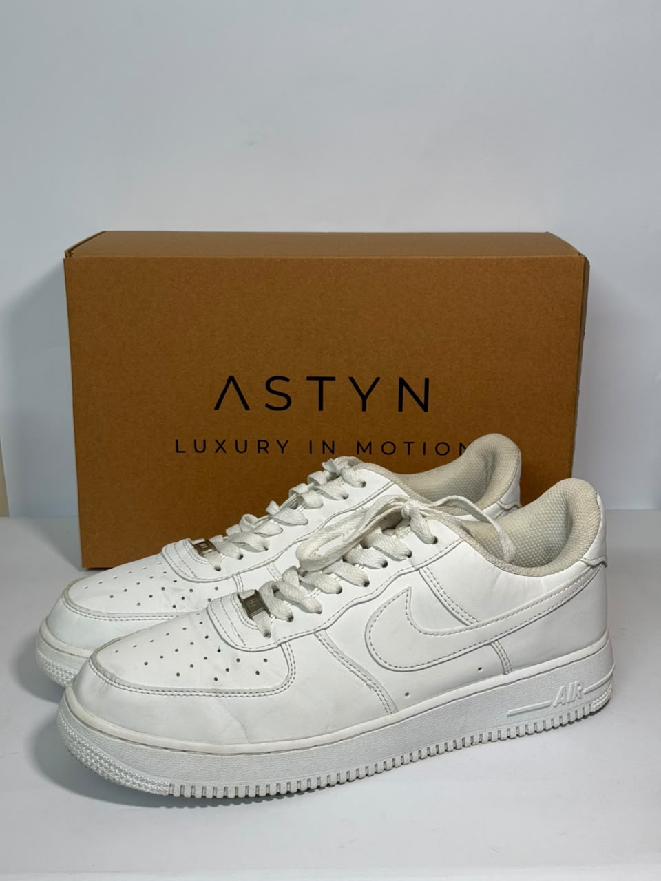NIKE AIR FORCE 1 '07.